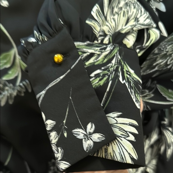 🌹Who What Wear Floral Black Blouse - Picture 6 of 8